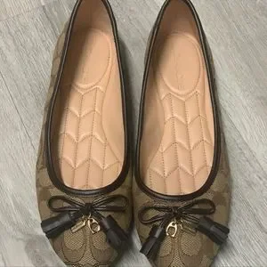 COACH BENNI SIG JQD FIT フラットシューズ COACH BENNI SIG JQD FIT フラットシューズ - 靴